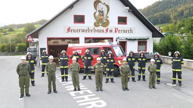 Die Pernecker mit ihren neuen Helmen. | Foto: FW Perneck