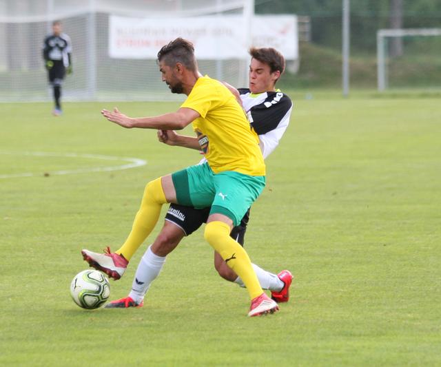 Marco Rangger setzt seinen Körper gegen einen Zammer Gegenspieler ein.