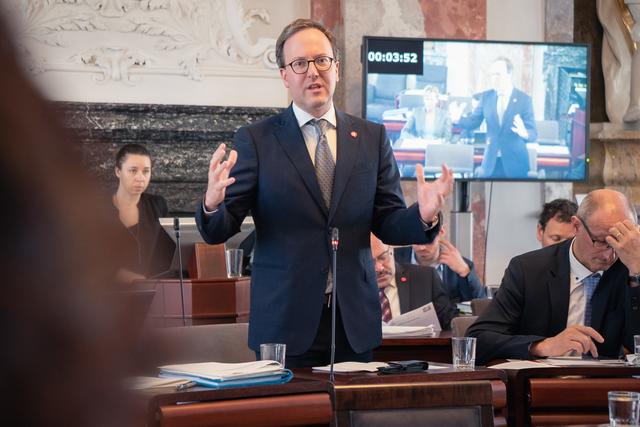 NEOS Landessprecher und Klubobmann im Tiroler Landtag, Dominik Oberhofer kritisiert die Glungezerbahn in Tulfes.