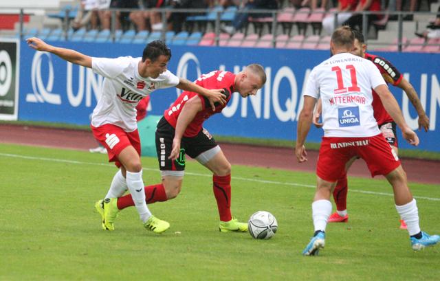 Lukas Lamp (links) hatte seinen ehemaligen Mitspieler Marvin Schöpf vom SV Hall gut unter Kontrolle.