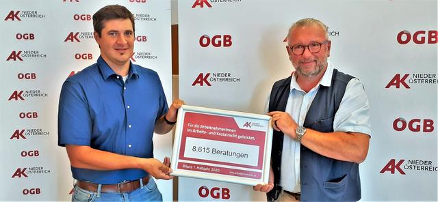 AK Niederösterreich-Kammerrat Stefan Schärf und AK-Bezirksstellenleiter Gerhard Windbichler (r.) präsentieren die Halbjahresbilanz der AK-Bezirksstelle Neunkirchen: Im ersten Halbjahr wandten sich insgesamt 8.615 Menschen an die Bezirksstelle Neunkirchen, ein Plus von 115 Prozent gegenüber dem ersten Halbjahr 2019.