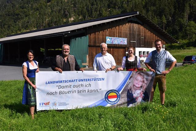 Landwirte-Protest: Roman Berger, Gattin Bettina, die Kinder Bianca und David sowie Landtagsabgeordneter Hermann Jantschgi (Mitte)