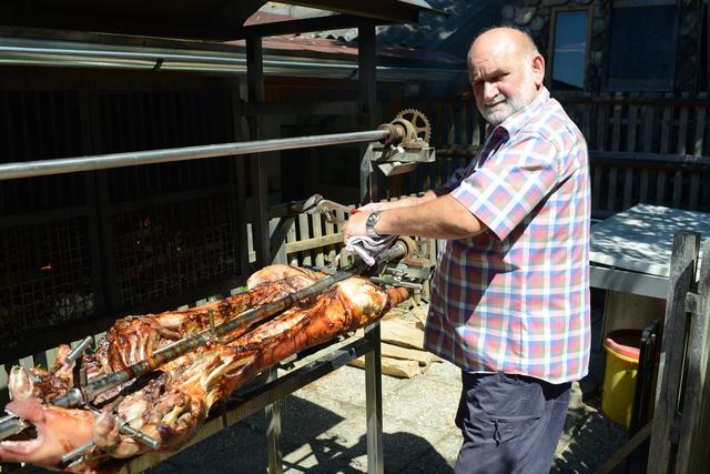 Seniorchef Paul Mayer grillte das Spanferkel fünf Stunden lang.