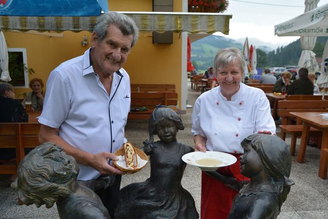 Karl und Irmgard Liebetegger mit einer Kirchtagssuppe