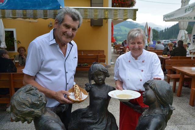 Karl und Irmgard Liebetegger mit einer Kirchtagssuppe | Foto: kope