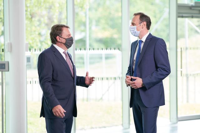 WKNÖ-Präsident Wolfgang Ecker und Wirtschaftslandesrat Jochen Danninger im Gespräch.

  | Foto: Philipp Monihart