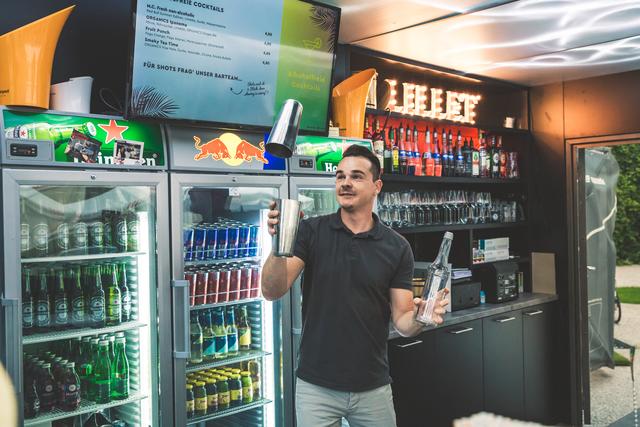 Das Profi-Barteam sorgt für erfrischenden Genuss – ob mit oder ohne Alkohol.