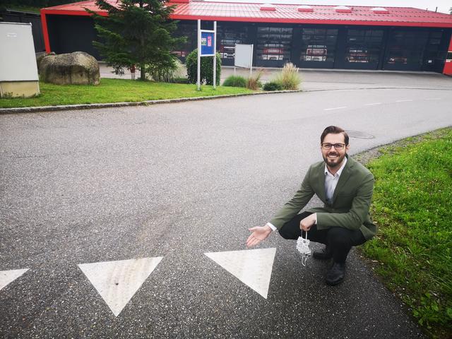 Wilherings ÖVP-Vizebürgermeister Markus Langthaler präsentierte die Haifischzähne.