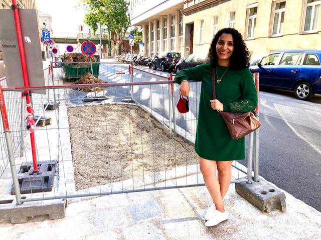 Bezirksvorsteherin Saya Ahmad (SPÖ) freut sich über den Umbau in der Borschkegasse.