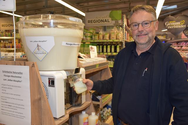 Erhard Meindl bietet in der Unimarkt-Filiale in Waldhausen unter anderem flüssiges Waschmittel zum Selberzapfen an. | Foto: Zinterhof