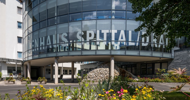 Der Arbeiter wird im Krankenhaus Spittal behandelt.