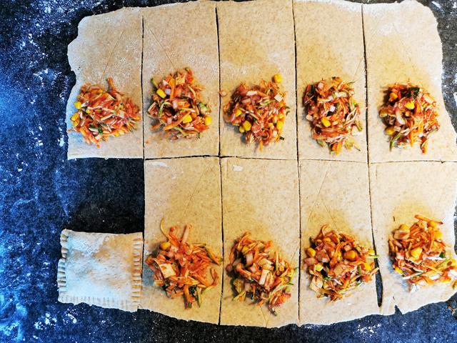 Auf jedes Teigstück einen gehäuften Esslöffel Füllung geben. | Foto: Katrin Ebetshuber