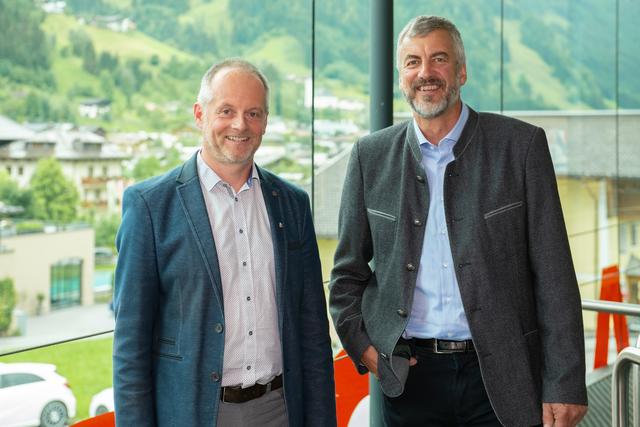 Der kaufmännische Geschäftsführer Sepp Gruber mit seinem neuen Kollegen Manfred Millinger, der die Position des technischen Geschäftsführers einnimmt.