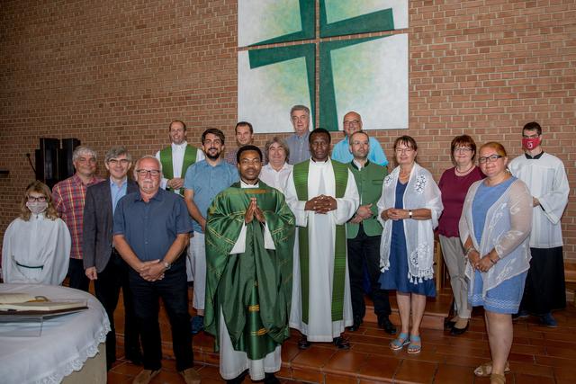 Kaplan Samuel mit Mitgliedern des Pfarrgemeinderates und Pfarrkirchenrates, Pfarrer Weiss und Mitbruder Peter Offordueme