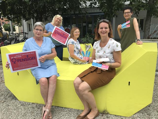 V.l.: GR Karin Stauber, GR Claudia Aufreiter, GR Christine Pissenberger, Bgm. Kerstin Suchan-Mayr und STR Andrea Prohaska machten auf die Schere im Pensionssystem zwischen Frauen und Männern aufmerksam.