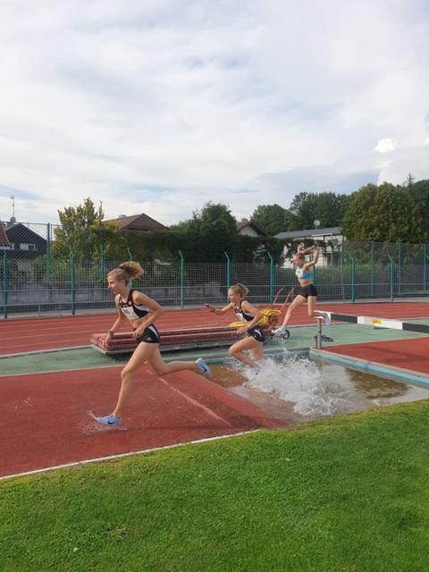 Ida und Agnes Danner aus Weibern gingen bei den OÖ Hindernismeisterschaften der U18 an den Start.