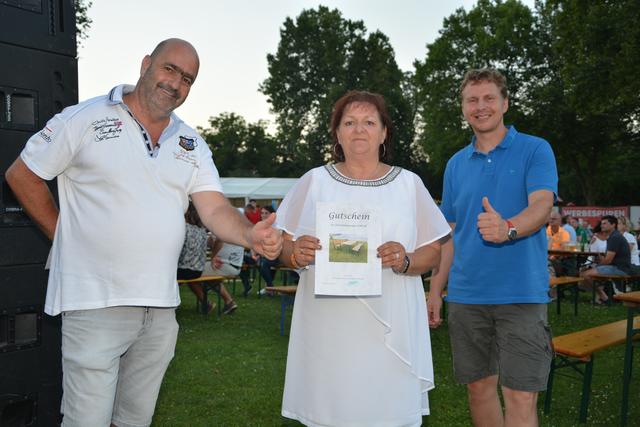 750 Euro aus dem Erlös des Strandfestes 2019 steuern die Veranstalter der neuen Sitzgruppe für das Betreute Wohnen in Burgau bei. Die Gutscheinübergabe an Elisabeth Poller fand im Rahmen des Open Airs statt.