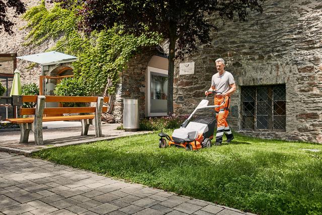 Die in Langkampfen bei Stihl Tirol entwickelten und produzierten Profi-Rasenmäher sollen mit ihrer Leistungsstärke überzeugen und ein leises Arbeiten ermöglichen.
