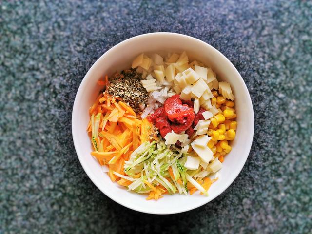 Für die Füllung, das Gemüse raspeln und mit den restlichen Zutaten vermengen. | Foto: Katrin Ebetshuber