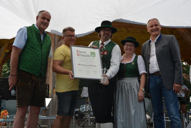 Zum 140. Bestandsjubiläum überreichten Gemeindevertreter, an der Spitze Bürgermeister Gregor Löffler dem Musikverein Burgau die Ehrenurkunde.