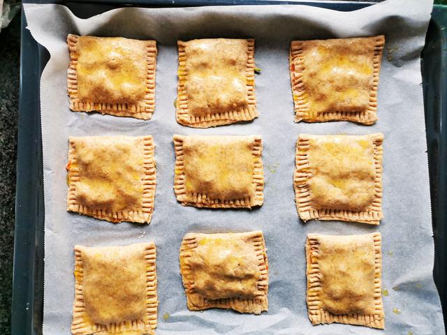 Die Tascherl auf ein Backblech geben und mit etwas Olivenöl bestreichen. | Foto: Katrin Ebetshuber