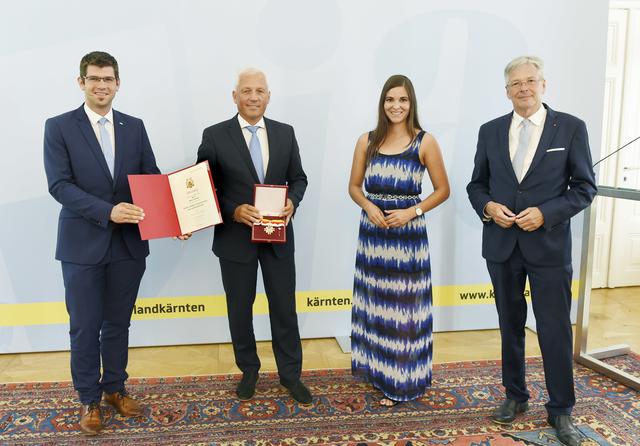 Ehrung mit dem Goldenen Ehrenzeichen: LR Martin Gruber, Walter Hartlieb, Labg Grin Christina Patterer, LH Peter Kaiser