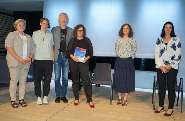 Buchvorstellung: Margit Strolz, Katharina Spiss, Peppi Spiss, Lisa Krabichler, Verena Gstir und Lisi Zangerl (v.li.).