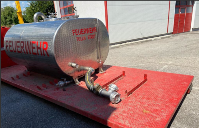 Dieser Wassertank wurde von der Stadtfeuerwehr zur Verfügung gestellt.