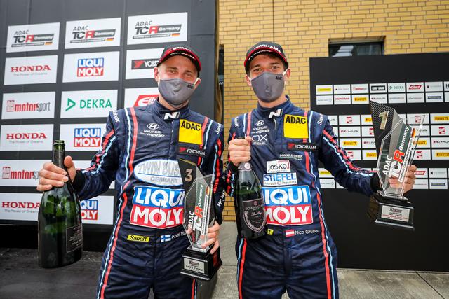 Nico Gruber (r.) gewann den Saisonauftakt der ADAC TCR Germany auf dem Lausitzring. | Foto: ADAC Presse