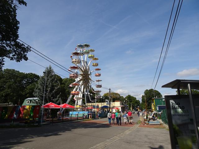 Das Riesenrad im Böhmischen Prater ist das erste einarmige der Welt. Es ist 21.5 Meter hoch.