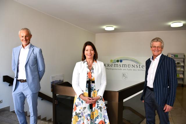Die neue Bezirkshauptfrau Elisabeth Leitner mit Bürgermeister Gerhard Obernberger (re.) und Amtsleiter Reinhard Haider.