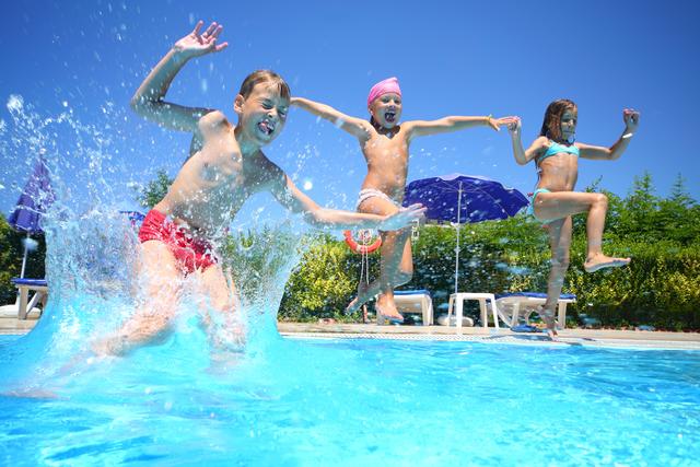 Im Freibad in Esternberg (Symbolbild) sorgte am Samstag, 1. August, ein betrunkener 41-Jähriger für Ärger.