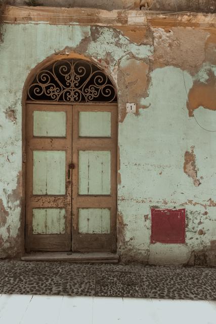 Selbst wenn Ihre Fassade dringend einen neuen Aufputz braucht, lassen Sie ihn nicht von "herumreisenden Handwerkern" machen. Kontaktieren Sie besser den Experten vor Ort.