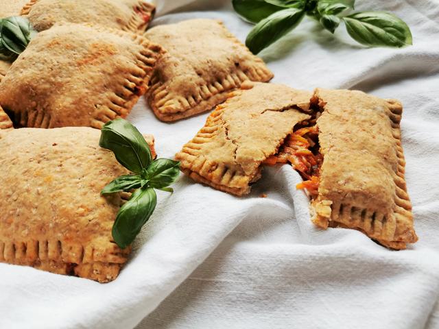 knusprig gebackene Pizzatascherl mit viel Gemüse und Vollkornanteil | Foto: Katrin Ebetshuber