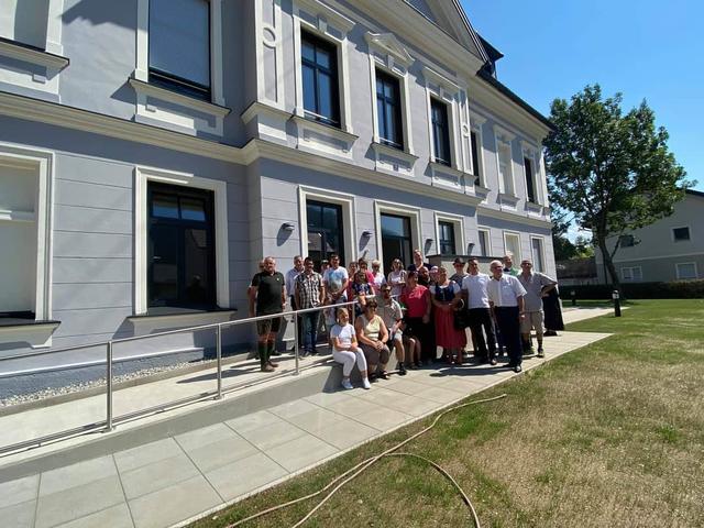 18 Personen fanden in der alten Volksschule ein Zuhause.