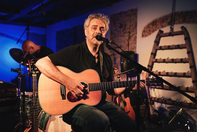 Albert Eigner hat bereits im Studio für Schiffkowitz, Carl Peyer und Andi Beit gearbeitet. Ein erstklassiger Musiker und Sänger, der für Bassist Hans Wilding eingesprungen ist und zwischendurch auch mit einem Soloauftritt das Publikum begeisterte.