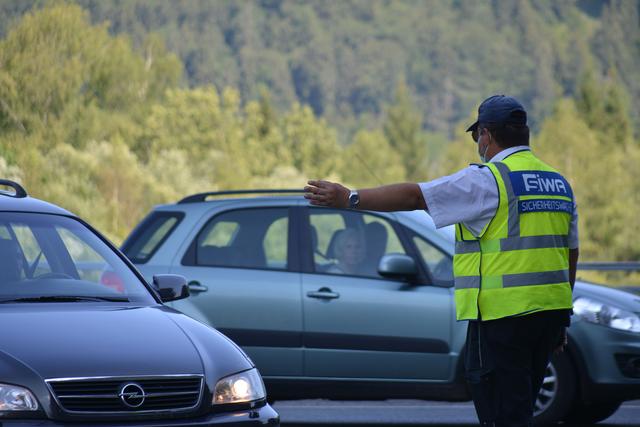 Die Kontrollorgane hatten viel zu tun, um die Autofahrer zurück auf die B179 zu lotsen. | Foto: Zoom Tirol