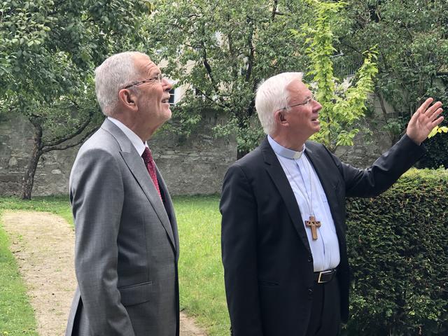 Erzbischof Franz Lackner führt Bundespräsidenten Alexander Van der Bellen durch den Bischofsgarten