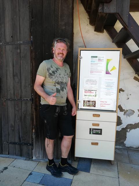 Ist mit Spar und kleineren Betrieben in Kontakt: Oliver Strische vor dem neuen Fairteiler-Kühlschrank
