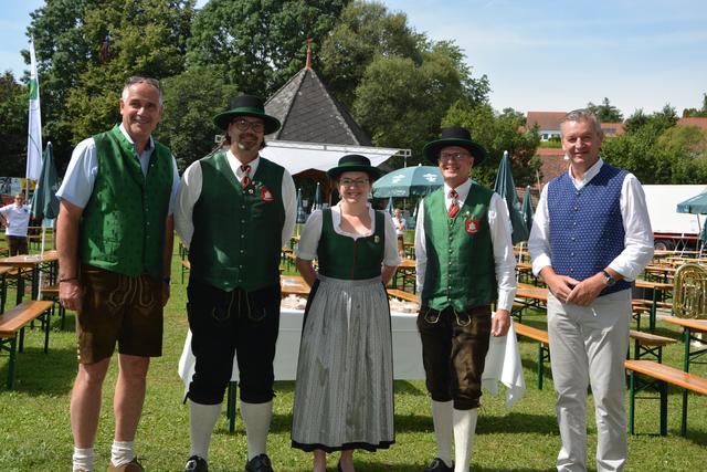 Als Gratulanten stellten sich unter anderem Bezirksobmann Karl Hackl und die beiden Bürgermeister Gregor Löffler (Burgau) und Wolfgang Eder (Burgauberg) ein.