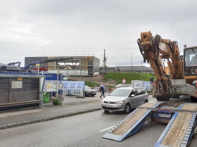 Auch der unvermeidbare Baustellenverkehr für die gerade entstehende neue ÖBB-Haltestelle St. Georgen wird ein zusätzliches Hindernis auf der Umleitungsstrecke darstellen. | Foto: Eckhart Herbe