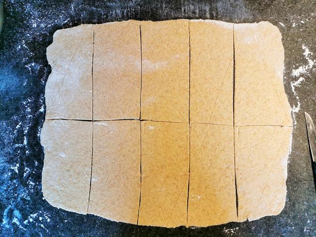 Den Teig rechteckig ausrollen und in ca. 10 Rechtecke schneiden. | Foto: Katrin Ebetshuber
