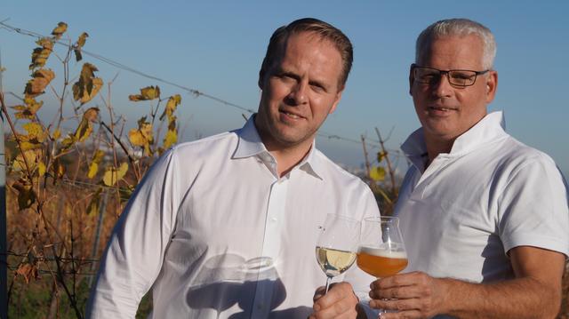 Norbert Seifried (l.) und Michael Edlmoser stoßen an.