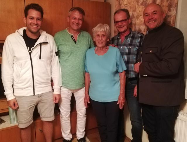 Andreas Durchschlag (Enkel), Wolfgang Durchschlag (Sohn), Maria Durchschlag, Günther Durchschlag (Sohn) Gerald Grebenjak (von links)