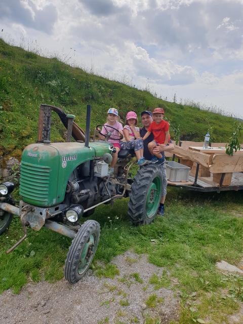 Der Bürgermeister verbringt privat am liebsten Zeit mit der Familie. Im Bild mit seinen Kindern.