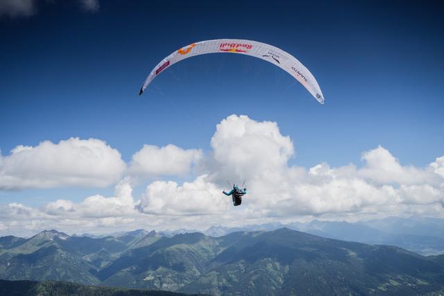Mit dem Gleitschirm ging es über manche Teile der Strecke. Bis zu 250 Kilometer weit kann man damit fliegen.  | Foto: Nicolas Holtzmeyer