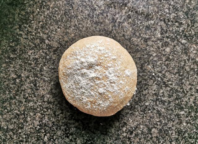 Den Teig zu einer Kugel formen und rasten lassen. | Foto: Katrin Ebetshuber