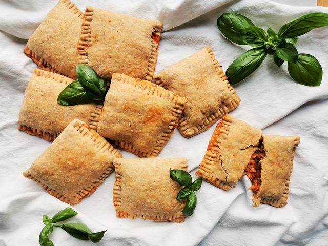 Vollkorn-Gemüse-Pizzatascherl, ein etwas anderes Jausenrezept und auf jeden Fall ein Hingucker in jeder Pause. | Foto: Katrin Ebetshuber