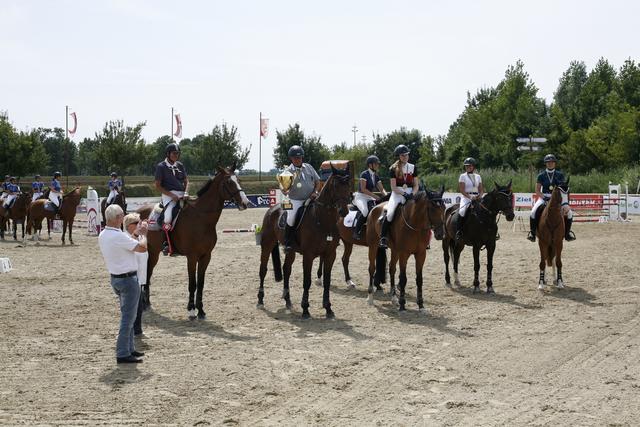 Michelle Schuster und Hollenstein vom RC Siegersdorf (Bezirk St. Pölten) holen Platz 2 und 3 im Schoeller Stilspringcup sowie dem Pegus Riskospringcup. 
 | Foto: Krisztian Buthi