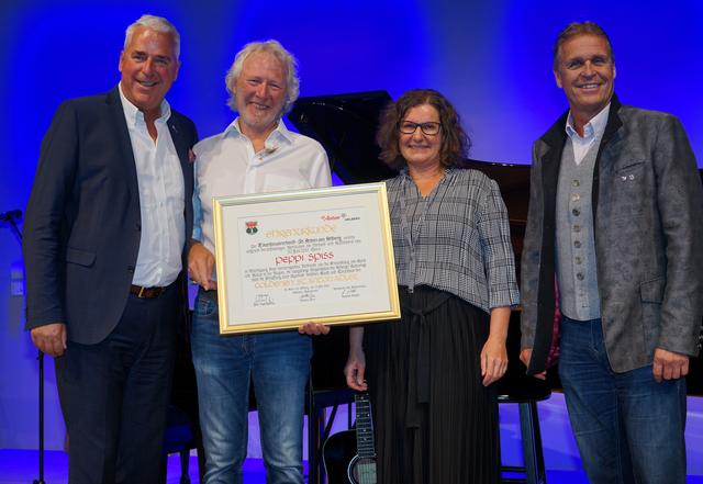 TVB-Obmann Josef Chodakowsky, Peppi Spiss, Lisa Krabichler und TVB-Direktor Martin Ebster (v.li.).
